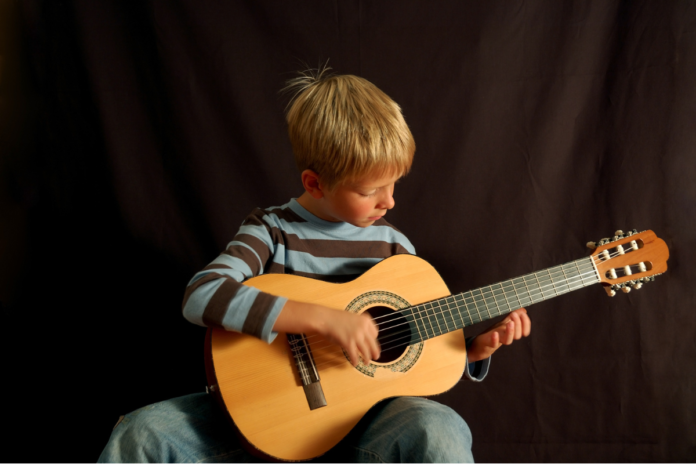 Gitara dla dzieci - jakie korzyści przynosi dziecku granie na gitarze