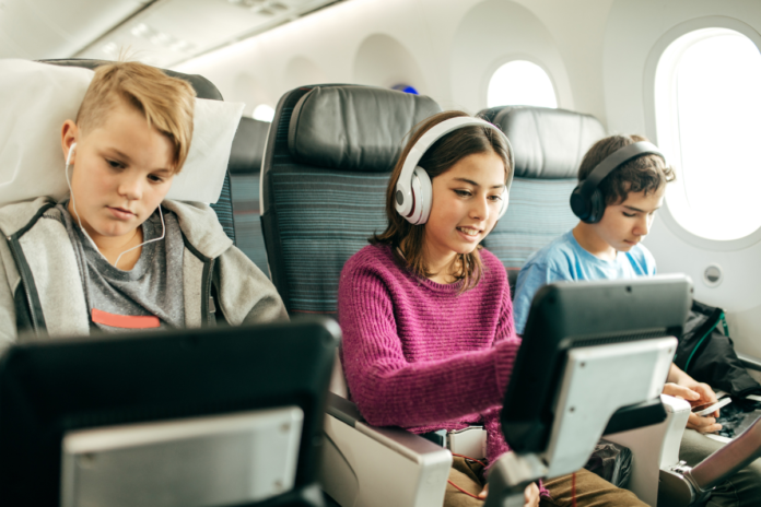 Porady dotyczących podróżowania samolotem z małymi dziećmi