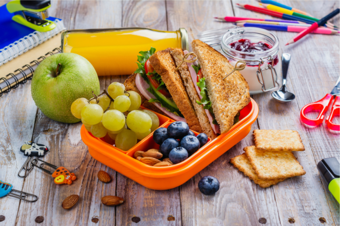 Zdrowie śniadania dla dzieci do szkoły jako lunchbox