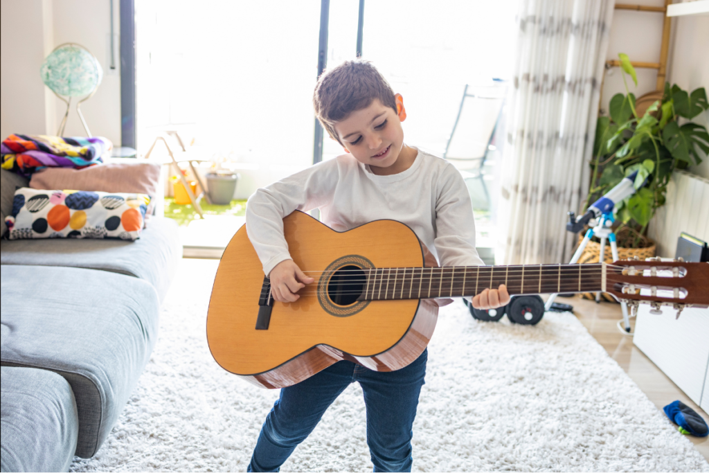dziecko grające na gitarze